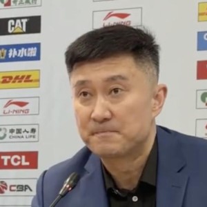 开云体育下载-杜锋暖心祝福球迷大爷：每次来吉林都会看到他，希望他一切顺利